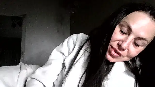Snapshot of JulianaGold1 chatting on June 6, 10:25 pm JulianaGold1 online show from June 6, 10:25 pm