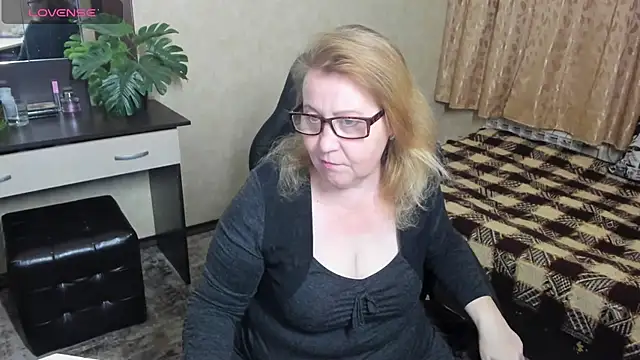 Snapshot of Frau_Marta chatting on December 14, 1:27 pm Frau Marta online show from December 14, 1:27 pm