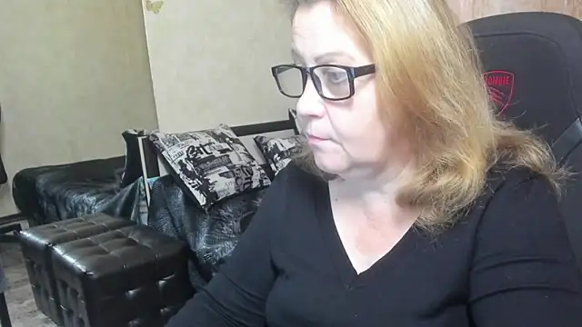 Snapshot of Frau_Marta chatting on November 4, 12:37 pm Frau Marta online show from November 4, 12:37 pm