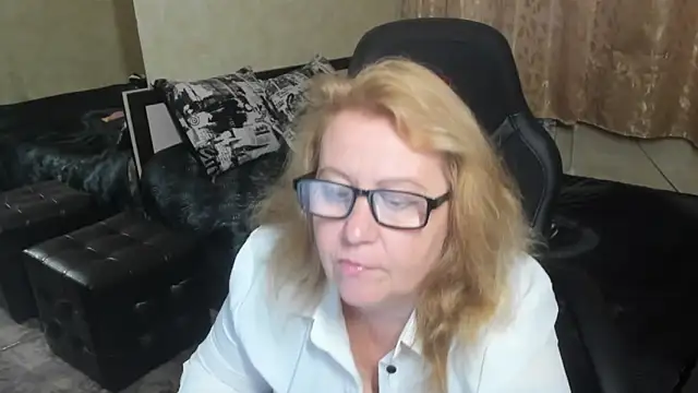 Snapshot of Frau_Marta chatting on November 8, 1:22 pm Frau Marta online show from November 8, 1:22 pm