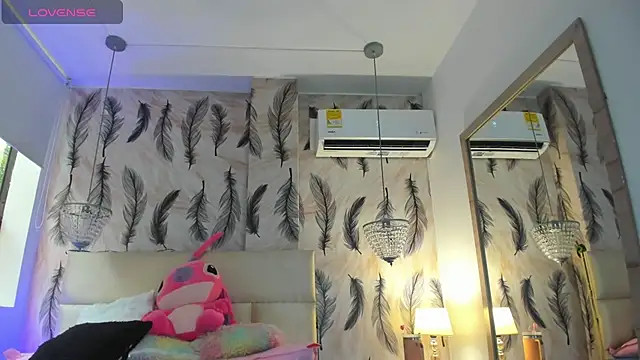 Snapshot of Vivi_prinncess chatting on November 15, 8:49 pm Vivi prinncess online show from November 15, 8:49 pm