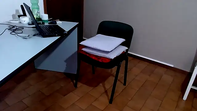 Snapshot of Miss-Mikaele chatting on December 5, 7:28 am Miss-Mikaele online show from December 5, 7:28 am