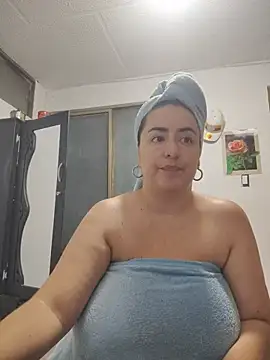 Snapshot of rosahills chatting on June 25, 1:27 am rosahills online show from June 25, 1:27 am