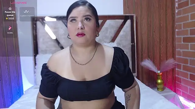 AGATHAA WHITE online show from December 20, 11:50 am