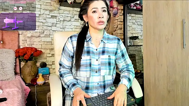 Snapshot of Carla_expit chatting on May 6, 12:19 am Carla expit online show from May 6, 12:19 am