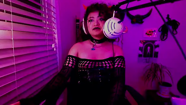 Snapshot of Azazelgains chatting on December 17, 5:24 am Azazelgains online show from December 17, 5:24 am