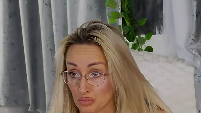 Snapshot of IsabelleEthan chatting on November 23, 1:16 am IsabelleEthan online show from November 23, 1:16 am