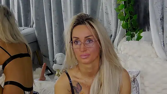 Snapshot of IsabelleEthan chatting on December 14, 2:17 am IsabelleEthan online show from December 14, 2:17 am