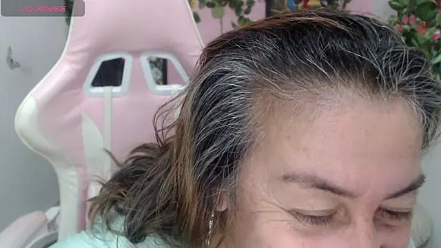 Snapshot of stepmother_105 chatting on December 5, 6:15 pm stepmother 105 online show from December 5, 6:15 pm