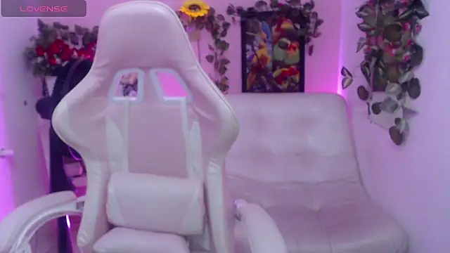 Snapshot of stepmother_105 chatting on December 16, 6:46 pm stepmother 105 online show from December 16, 6:46 pm