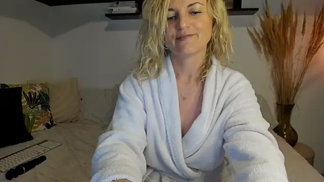 Snapshot of Jadore_able chatting on May 18, 1:45 am Jadore able online show from May 18, 1:45 am