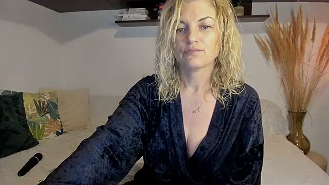 Snapshot of Jadore_able chatting on May 22, 1:35 am Jadore able online show from May 22, 1:35 am