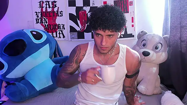 Snapshot of Alessandro_Vanni chatting on May 20, 2:34 pm Alessandro Vanni online show from May 20, 2:34 pm