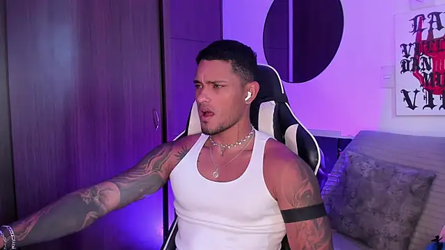 Snapshot of Alessandro_Vanni chatting on June 8, 2:50 pm Alessandro Vanni online show from June 8, 2:50 pm
