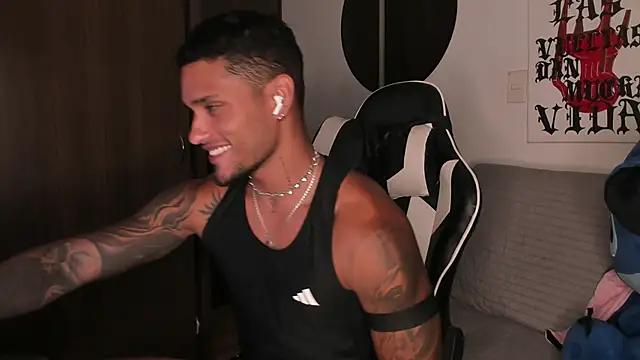 Snapshot of Alessandro_Vanni chatting on June 10, 3:50 am Alessandro Vanni online show from June 10, 3:50 am
