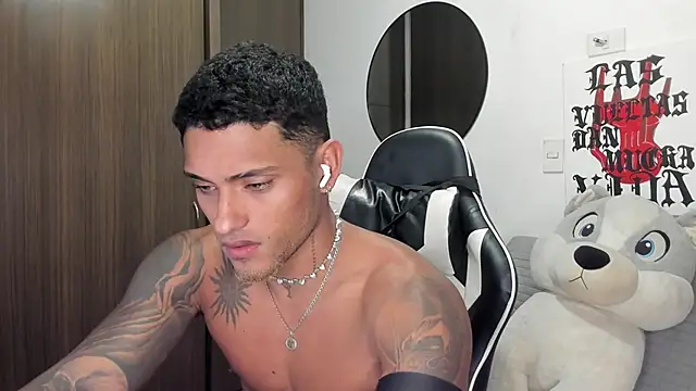 Snapshot of Alessandro_Vanni chatting on June 19, 12:15 am Alessandro Vanni online show from June 19, 12:15 am