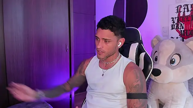 Snapshot of Alessandro_Vanni chatting on June 24, 2:16 pm Alessandro Vanni online show from June 24, 2:16 pm