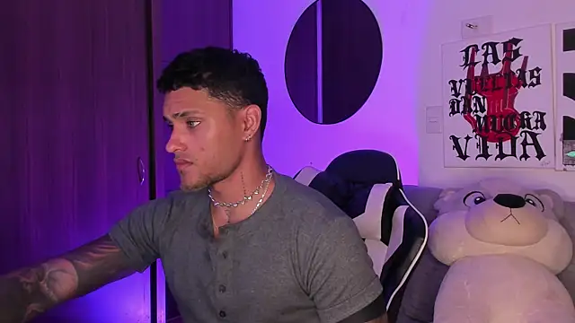 Snapshot of Alessandro_Vanni chatting on June 25, 4:23 am Alessandro Vanni online show from June 25, 4:23 am