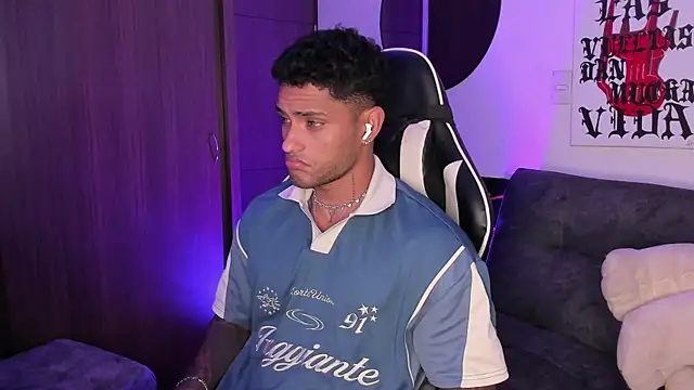 Snapshot of Alessandro_Vanni chatting on July 13, 10:01 pm Alessandro Vanni online show from July 13, 10:01 pm