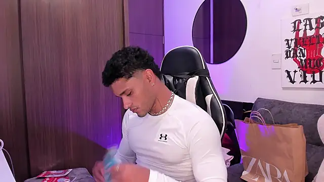 Snapshot of Alessandro_Vanni chatting on July 25, 9:23 pm Alessandro Vanni online show from July 25, 9:23 pm