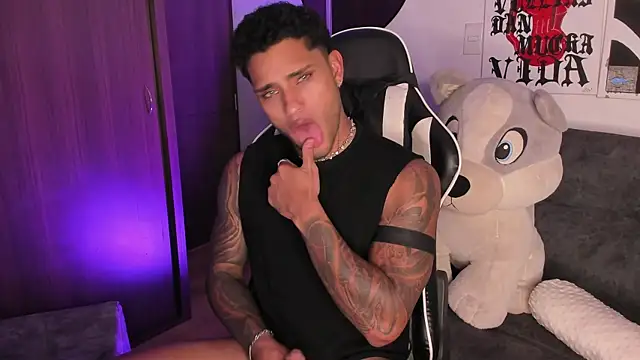 Snapshot of Alessandro_Vanni chatting on July 28, 9:58 pm Alessandro Vanni online show from July 28, 9:58 pm