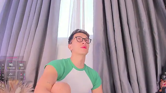 Snapshot of Thiago_jones chatting on September 20, 9:38 pm Thiago jones online show from September 20, 9:38 pm