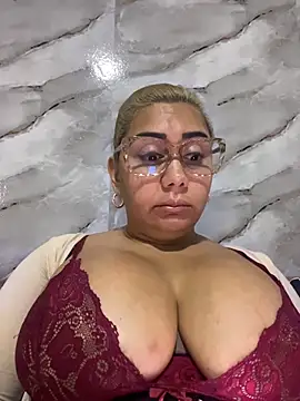 Snapshot of maymercy chatting on November 25, 3:01 pm maymercy online show from November 25, 3:01 pm