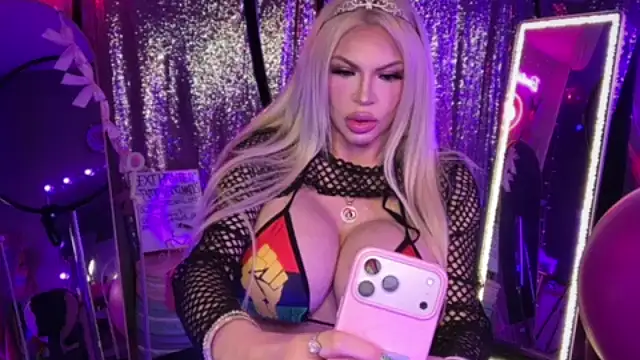 Snapshot of bimbotwerkqueen chatting on June 20, 1:52 am bimbotwerkqueen online show from June 20, 1:52 am