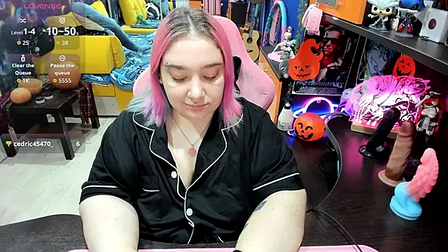 Snapshot of Softie_Sofy chatting on October 30, 2:24 am Softie Sofy online show from October 30, 2:24 am