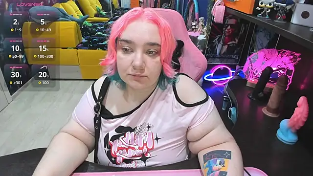 Snapshot of Softie_Sofy chatting on December 3, 1:57 am Softie Sofy online show from December 3, 1:57 am