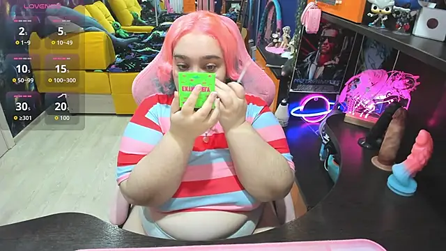 Snapshot of Softie_Sofy chatting on December 4, 1:26 am Softie Sofy online show from December 4, 1:26 am