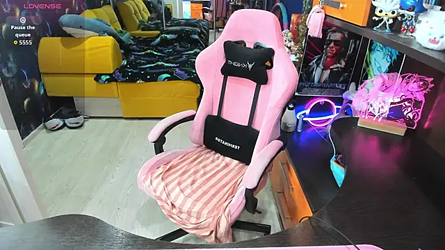 Snapshot of Softie_Sofy chatting on December 16, 1:32 am Softie Sofy online show from December 16, 1:32 am