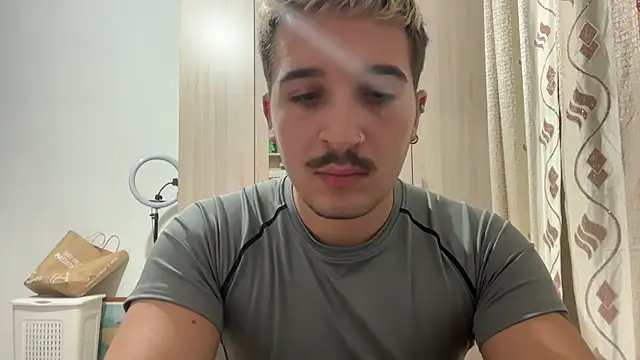 Snapshot of igiuil chatting on November 17, 10:26 pm igiuil online show from November 17, 10:26 pm