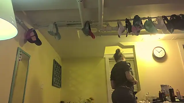 Snapshot of MaddisonX chatting on December 1, 6:51 am MaddisonX online show from December 1, 6:51 am