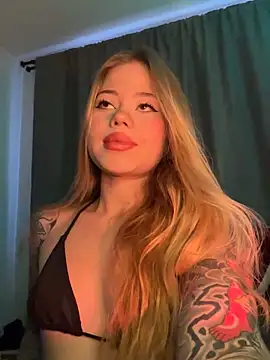 Snapshot of curchez_ chatting on December 17, 10:22 pm curchez online show from December 17, 10:22 pm