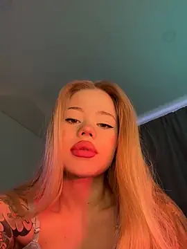 Snapshot of curchez_ chatting on December 18, 10:24 pm curchez online show from December 18, 10:24 pm