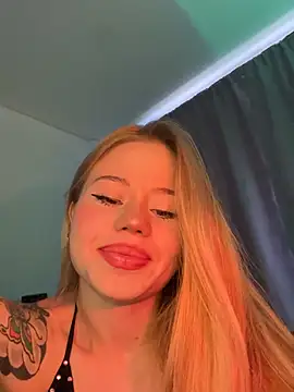 Snapshot of curchez_ chatting on December 31, 7:29 pm curchez online show from December 31, 7:29 pm