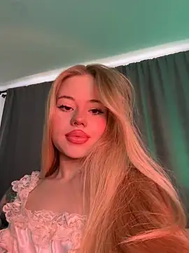 Snapshot of curchez_ chatting on February 5, 8:35 pm curchez online show from February 5, 8:35 pm