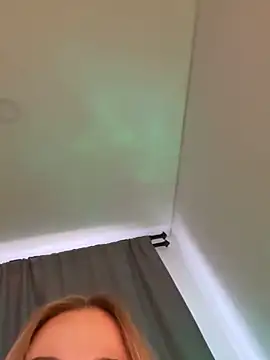 Snapshot of curchez_ chatting on February 17, 8:26 pm curchez online show from February 17, 8:26 pm