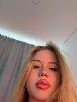 Snapshot of curchez_ chatting on February 23, 7:17 pm curchez online show from February 23, 7:17 pm