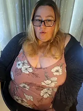 Snapshot of Iceprincess2bad4u chatting on May 10, 6:18 am Iceprincess2bad4u online show from May 10, 6:18 am