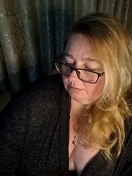 Snapshot of Iceprincess2bad4u chatting on May 11, 6:16 pm Iceprincess2bad4u online show from May 11, 6:16 pm