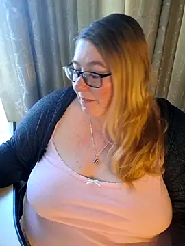 Snapshot of Iceprincess2bad4u chatting on May 16, 5:37 am Iceprincess2bad4u online show from May 16, 5:37 am