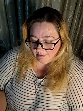 Snapshot of Iceprincess2bad4u chatting on May 27, 6:27 pm Iceprincess2bad4u online show from May 27, 6:27 pm