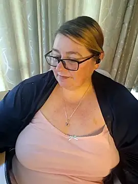 Snapshot of Iceprincess2bad4u chatting on May 30, 6:21 am Iceprincess2bad4u online show from May 30, 6:21 am
