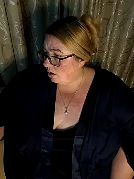 Snapshot of Iceprincess2bad4u chatting on June 2, 6:10 pm Iceprincess2bad4u online show from June 2, 6:10 pm