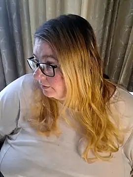Snapshot of Iceprincess2bad4u chatting on June 14, 5:53 am Iceprincess2bad4u online show from June 14, 5:53 am