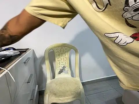 Snapshot of Max_TheHorseDick chatting on May 3, 10:27 pm Max TheHorseDick online show from May 3, 10:27 pm