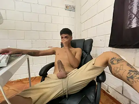 Snapshot of Max_TheHorseDick chatting on May 14, 5:53 pm Max TheHorseDick online show from May 14, 5:53 pm
