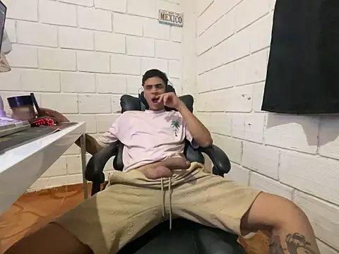 Snapshot of Max_TheHorseDick chatting on May 17, 12:19 am Max TheHorseDick online show from May 17, 12:19 am